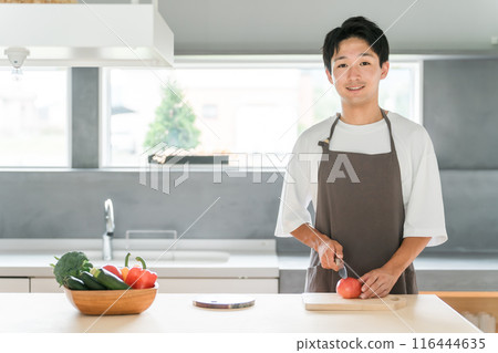 亞洲年輕男子、家庭主婦、丈夫在廚房做飯和做家事(刀、切菜、蔬菜、番茄) 亞洲年輕男子、家庭主婦、丈夫在廚房做飯和做家事(刀、切菜、蔬菜、番茄) 116444635