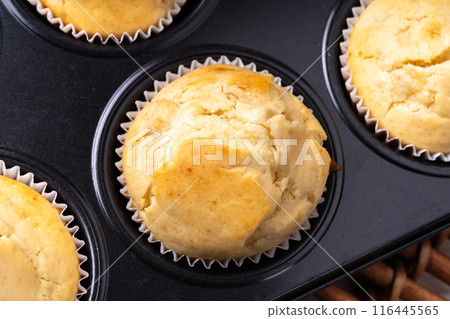 Lemon muffin 116445565