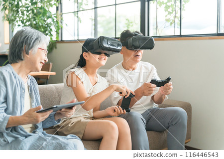 祖父母和孫女戴著VR眼鏡體驗虛擬實境元宇宙 116446543