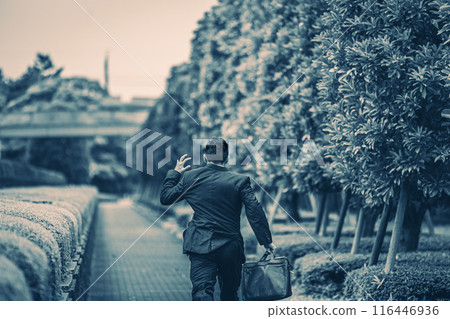 一名穿著西裝在城裡跑來跑去的中年上班族 116446936