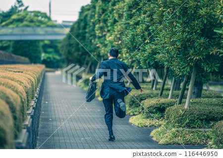 一名穿著西裝在城裡跑來跑去的中年上班族 116446950