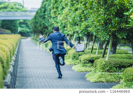 一名穿著西裝在城裡跑來跑去的中年上班族 一名穿著西裝在城裡跑來跑去的中年上班族 116446969