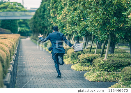 一名穿著西裝在城裡跑來跑去的中年上班族 一名穿著西裝在城裡跑來跑去的中年上班族 116446970
