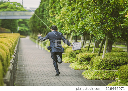 一名穿著西裝在城裡跑來跑去的中年上班族 一名穿著西裝在城裡跑來跑去的中年上班族 116446971