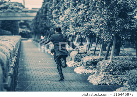 一名穿著西裝在城裡跑來跑去的中年上班族 一名穿著西裝在城裡跑來跑去的中年上班族 116446972