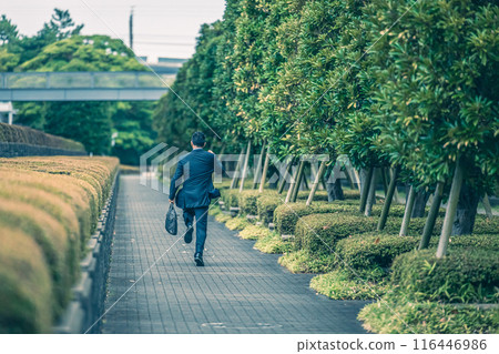 一名穿著西裝在城裡跑來跑去的中年上班族 一名穿著西裝在城裡跑來跑去的中年上班族 116446986