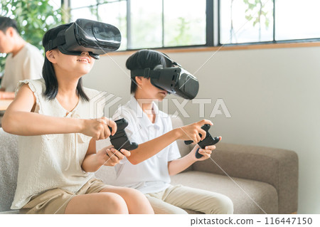 孩子戴著VR眼鏡體驗虛擬實境元宇宙 孩子戴著VR眼鏡體驗虛擬實境元宇宙 116447150