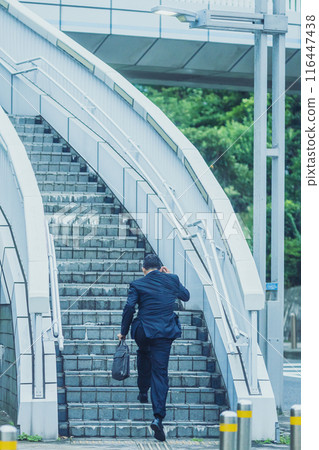 在路上工作的中年辦公室職員 在路上工作的中年辦公室職員 116447438
