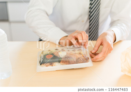 亞洲男性商人在便利商店/超市吃午餐（獨居、單身、不健康、營養均衡） 116447483