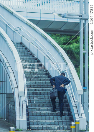 一名身體狀況不佳的中年上班族 116447855