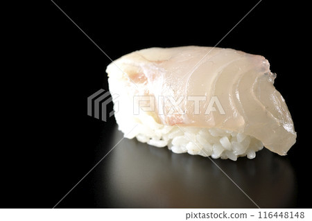 黑色背景下拍攝的海鯛握壽司 116448148