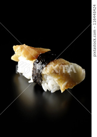 黑色背景下拍攝的海鰻握壽司 黑色背景下拍攝的海鰻握壽司 116448424