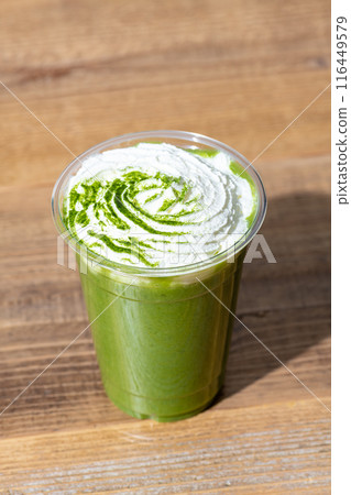 木桌上塑膠杯中的抹茶冰沙 116449579