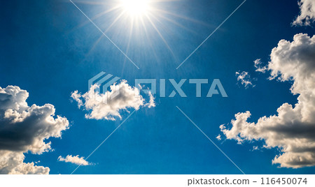 藍天與太陽光線和雲彩。大熱天的天空。 藍天與太陽光線和雲彩。大熱天的天空。 116450074