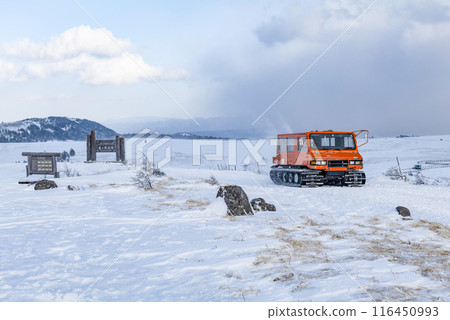 冬季在Utsukushigahara高原上運行的雪地摩托 116450993