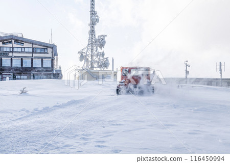 Snowmobile running on the Utsukushigahara plateau in winter 116450994