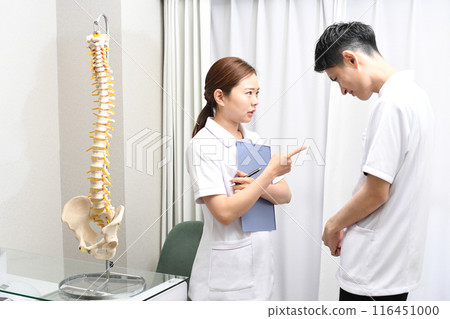 Asian male and female medical workers arguing (fighting) 116451000