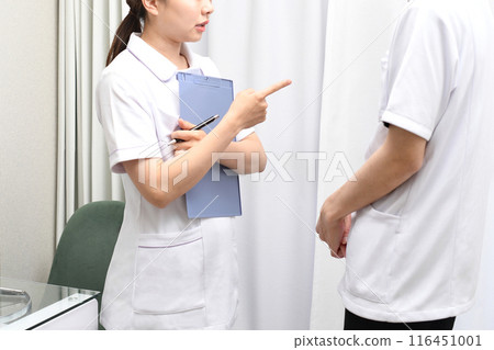 Asian male and female medical workers arguing (fighting) 116451001