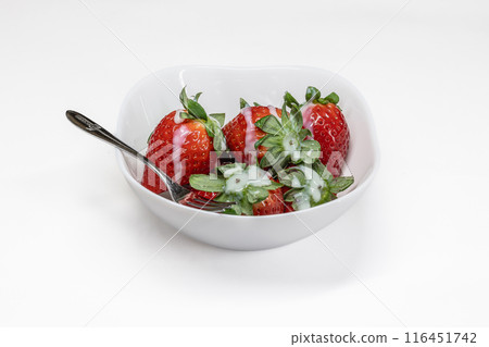 Strawberries in a bowl 116451742