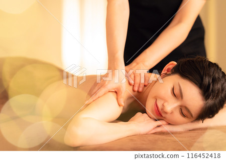 一位中年婦女在美容院做皮膚護理 116452418