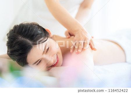 A middle-aged woman doing skin care at a beauty salon 116452422