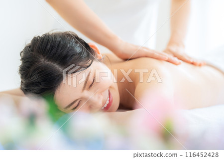 A middle-aged woman doing skin care at a beauty salon 116452428
