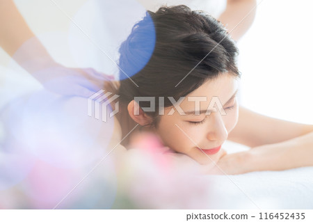 一位中年婦女在美容院做皮膚護理 116452435