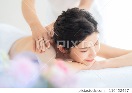 A middle-aged woman doing skin care at a beauty salon 116452437