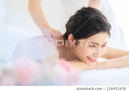 A middle-aged woman doing skin care at a beauty salon 116452438