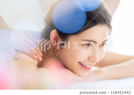 一位中年婦女在美容院做皮膚護理 116452442