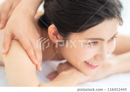 一位中年婦女在美容院做皮膚護理 116452445