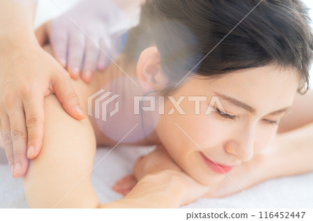 A middle-aged woman doing skin care at a beauty salon 116452447