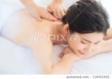 A middle-aged woman doing skin care at a beauty salon 116452450