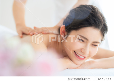 一位中年婦女在美容院做皮膚護理 116452453