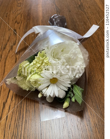 用一束白色鮮花為您的生活增添空間 用一束白色鮮花為您的生活增添空間 116452527