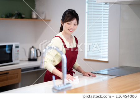 穿著圍裙的中年婦女在廚房擦拭乾淨 116454000