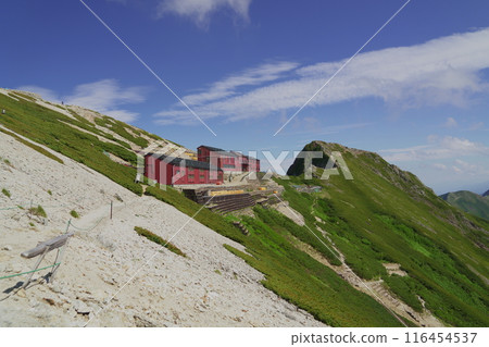 從山路眺望唐松嶽山頂的山間小屋 從山路眺望唐松嶽山頂的山間小屋 116454537