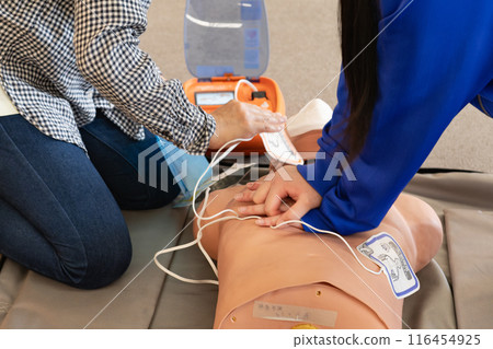 緊急救生訓練課程：初級救生胸外按壓及AED救援人員的配合 116454925