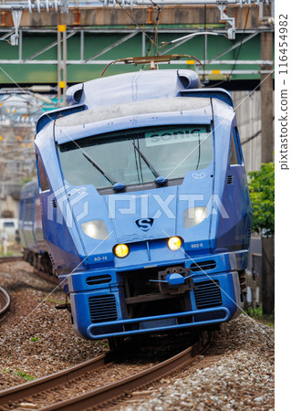 JR九州883系列「快速索尼克」傾斜車身高速通過彎道 116454982