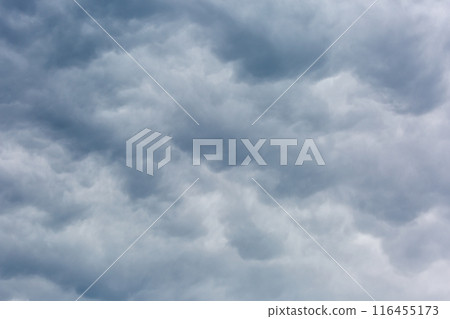 A hanging, hump-like mammatus cloud 116455173