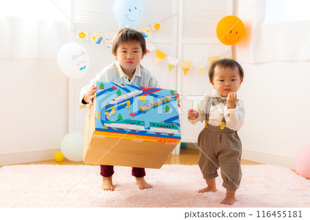 1歲男孩慶祝他的一歲生日 116455181