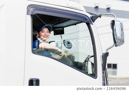 駕駛一輛大卡車的年輕女司機 116456096