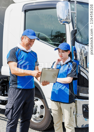 女司機在卡車前接受老闆的指示 女司機在卡車前接受老闆的指示 116456108