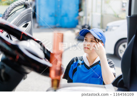 一名女司機試圖進入卡車的駕駛座 一名女司機試圖進入卡車的駕駛座 116456109