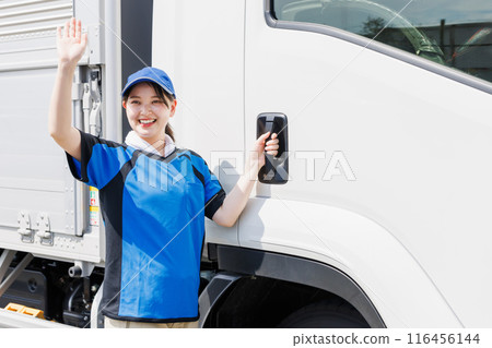 運輸公司的年輕女卡車司機 116456144