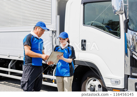 女司機在卡車前接受老闆的指示 女司機在卡車前接受老闆的指示 116456145