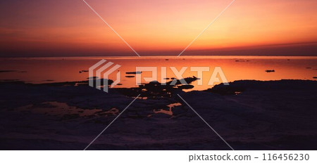 北海道溫涅別市的鄂霍次克海被夕陽染紅 116456230