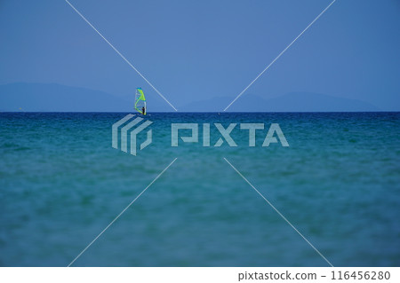 漂浮在海中的遊艇 116456280