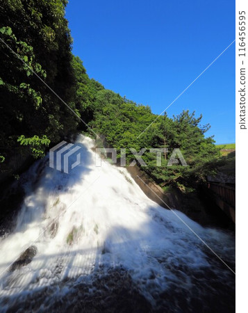 The phantom waterfall flowing from Mannoike Yute 2024 [Manno Town, Nakatado District, Kagawa Prefecture] 1012 116456595
