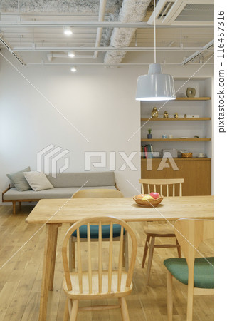 客廳餐桌垂直位置 116457316